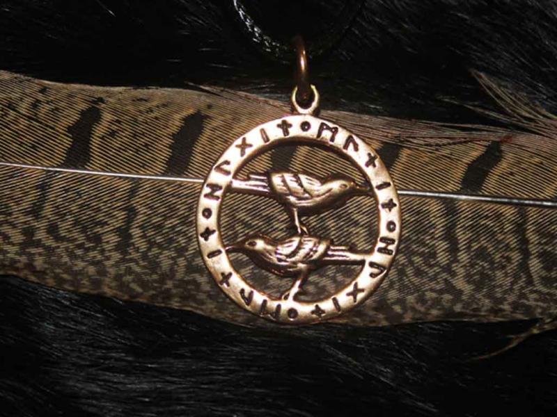 Hugin und Munin im Runenkreis